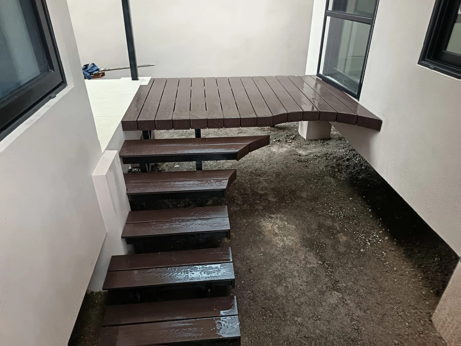 Escalera y plataforma construidas con Deck WPC