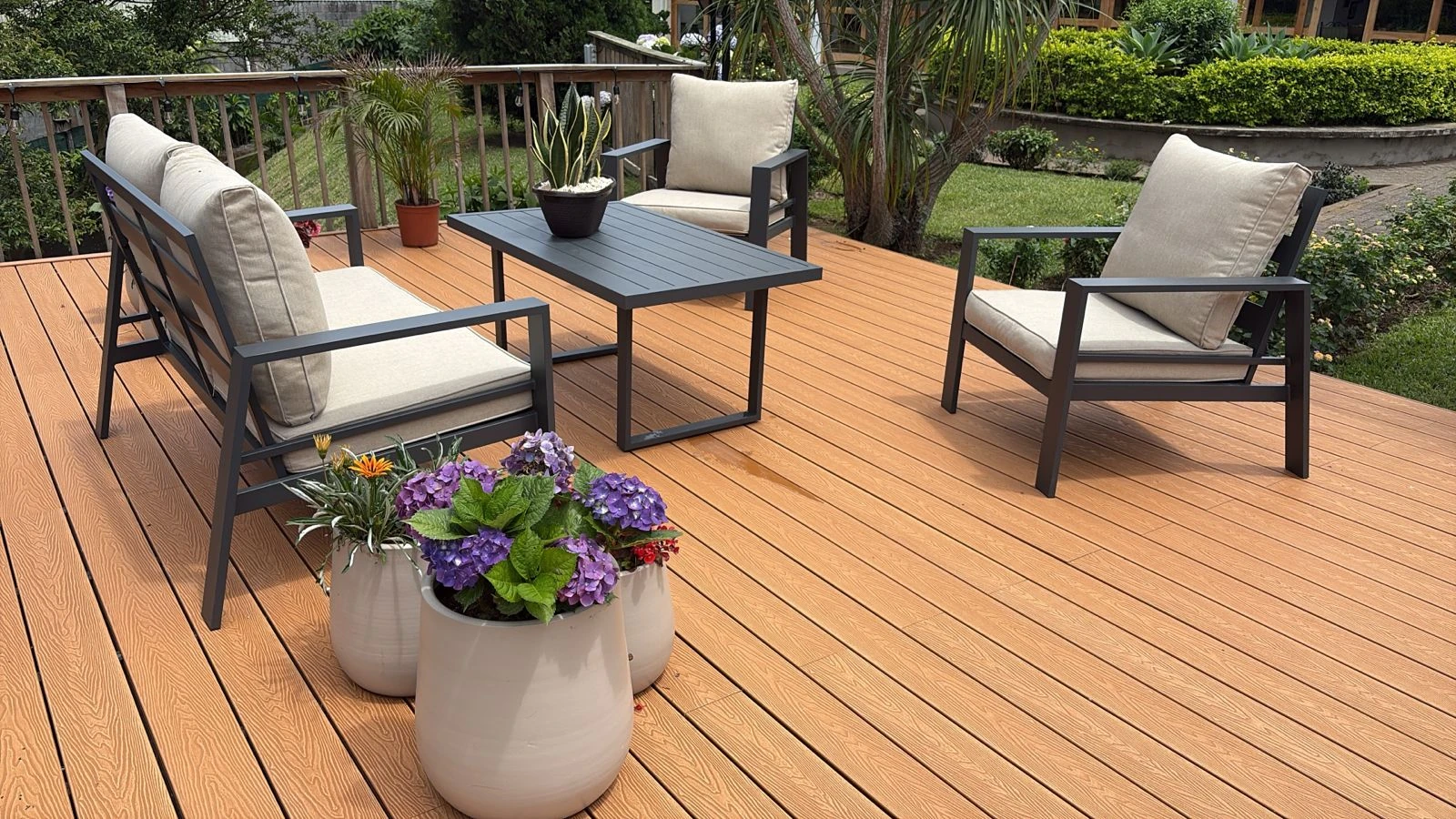 Terraza terminada con Deck WPC en tono cálido