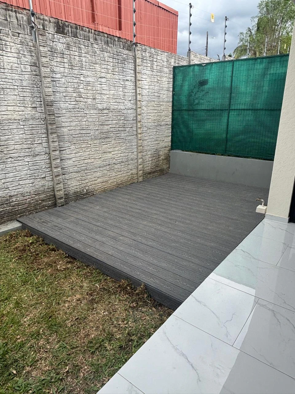 Área exterior con Deck WPC gris