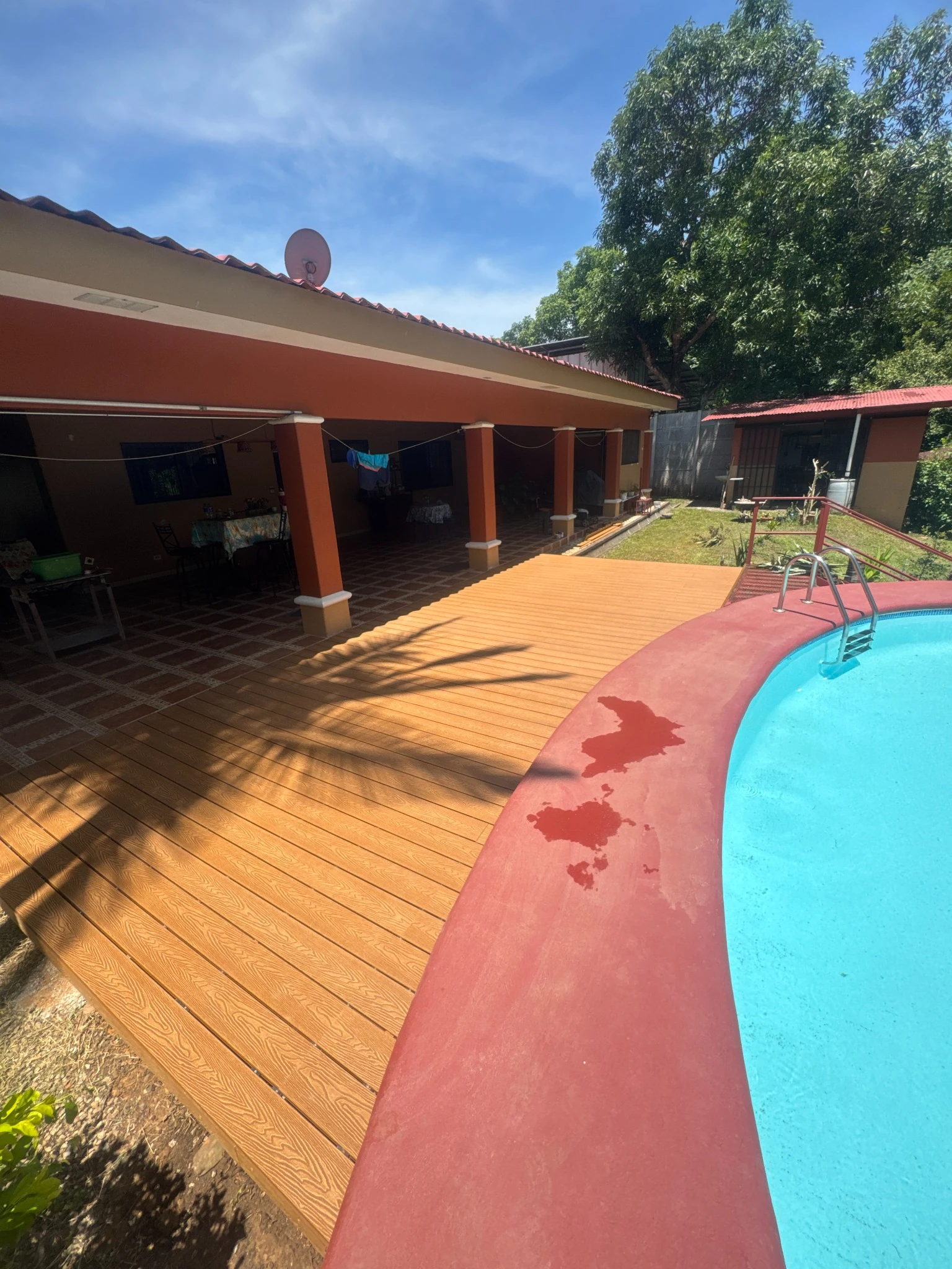 Deck WPC instalado alrededor de una piscina
