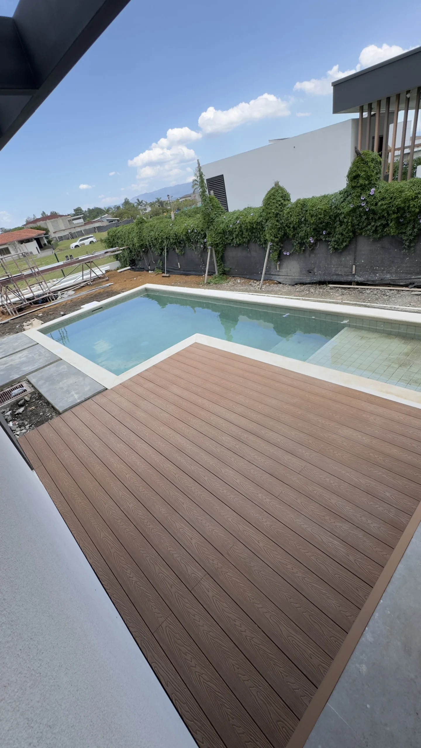 Deck WPC instalado alrededor de una piscina