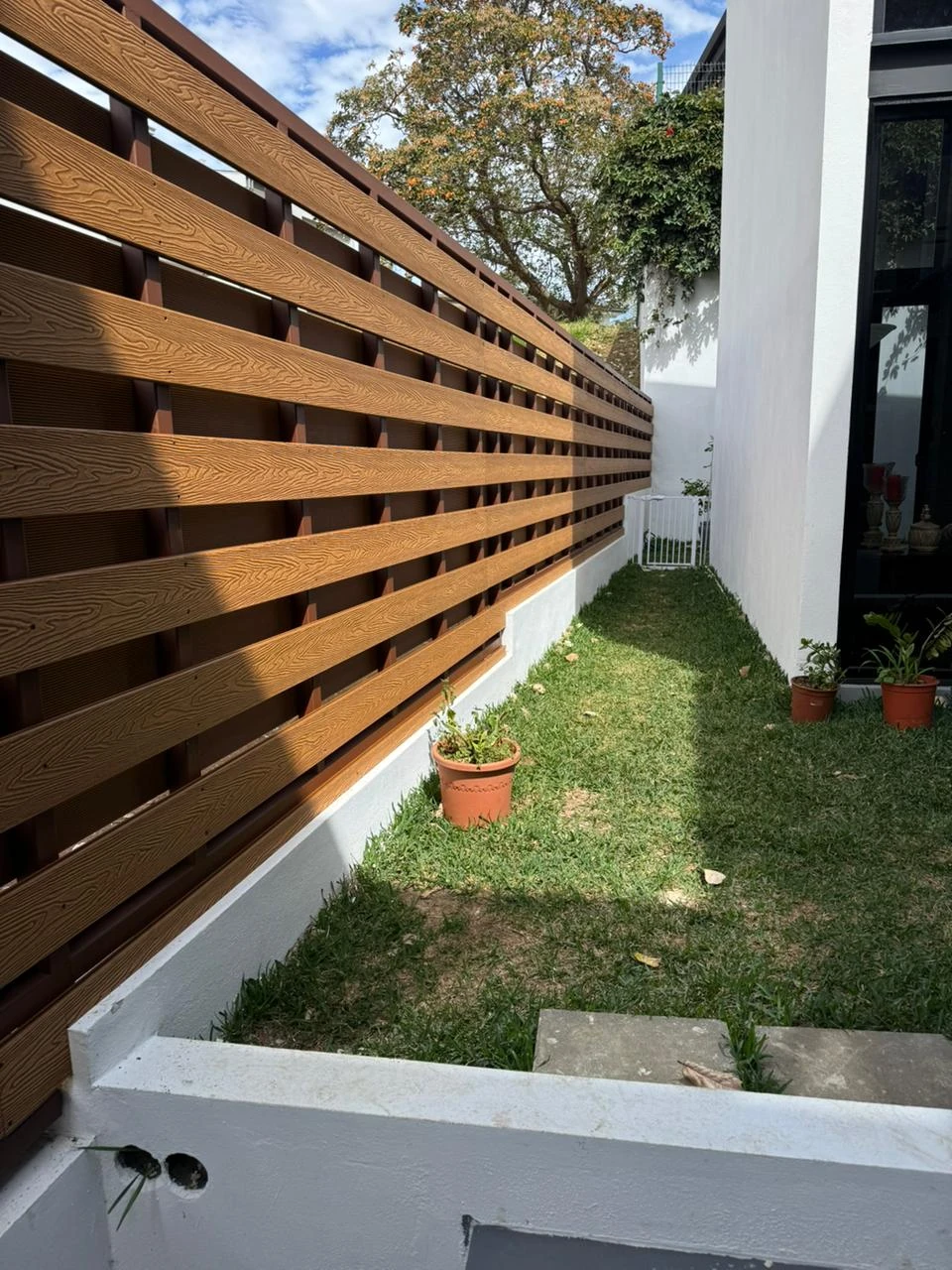 Cerramiento decorativo exterior realizado con Deck WPC