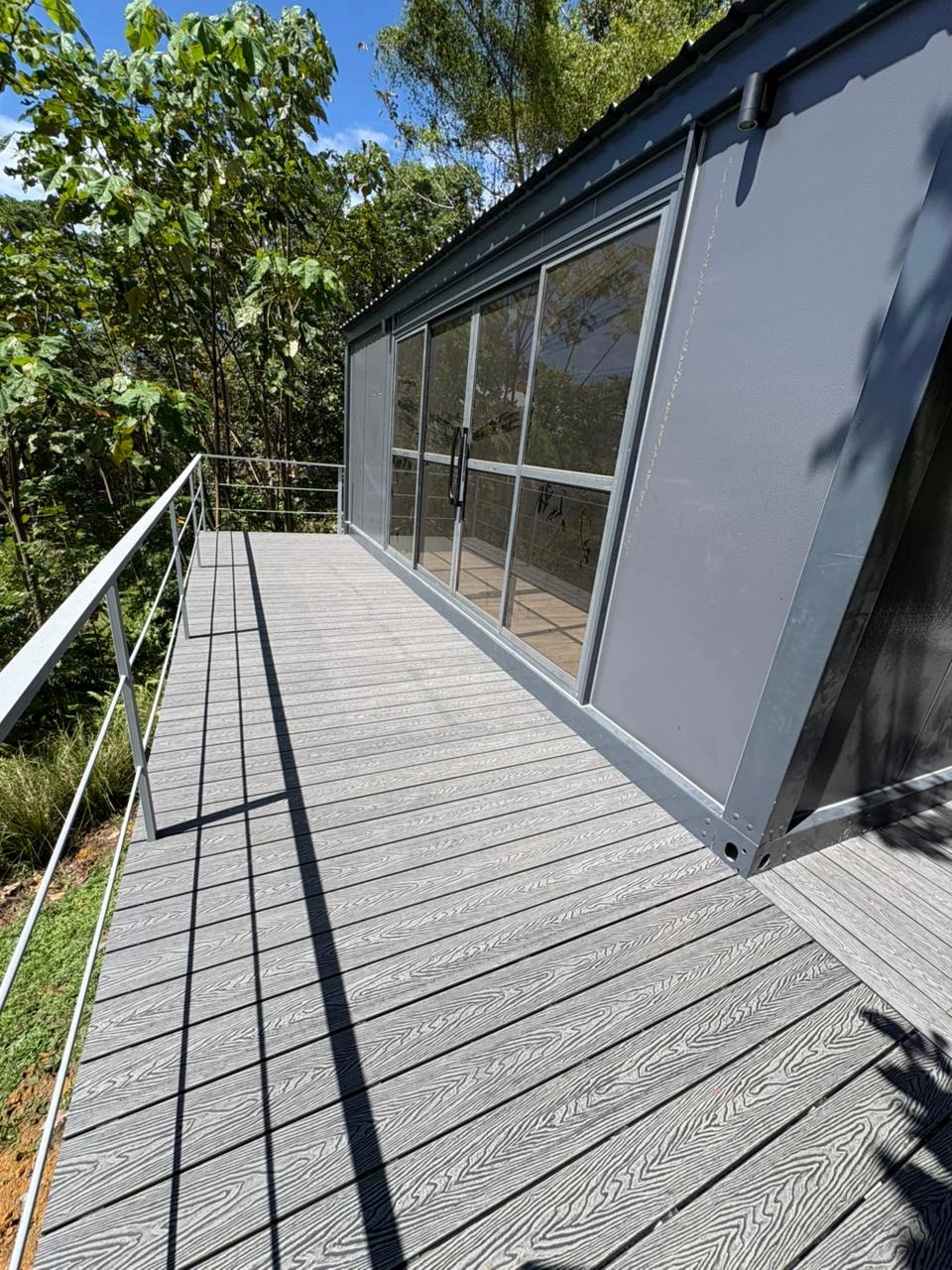Proyecto de Deck gris en una terraza