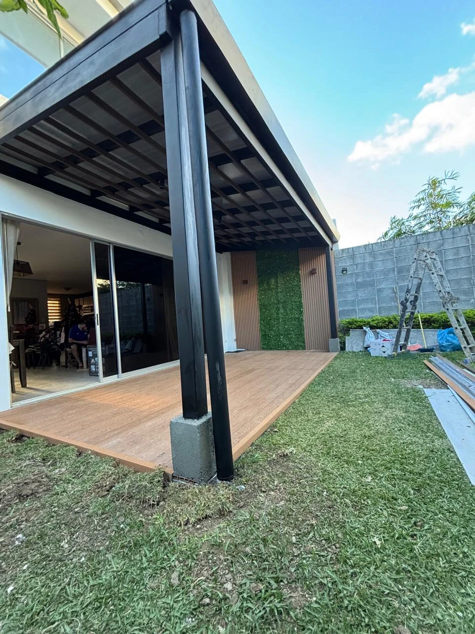 Terraza cubierta con Deck WPC en tono madera