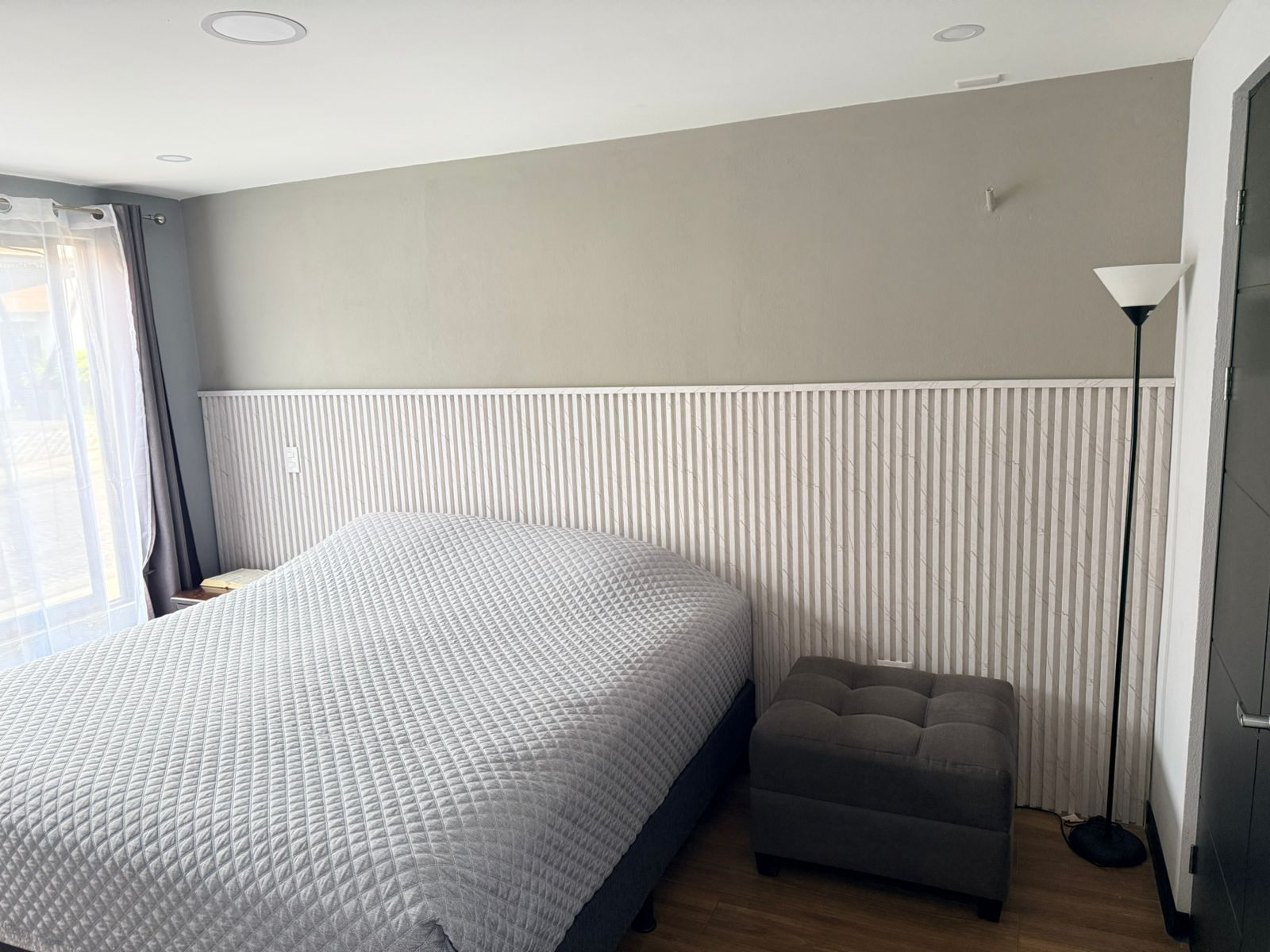 Dormitorio decorado con Panel Interior WPC claro