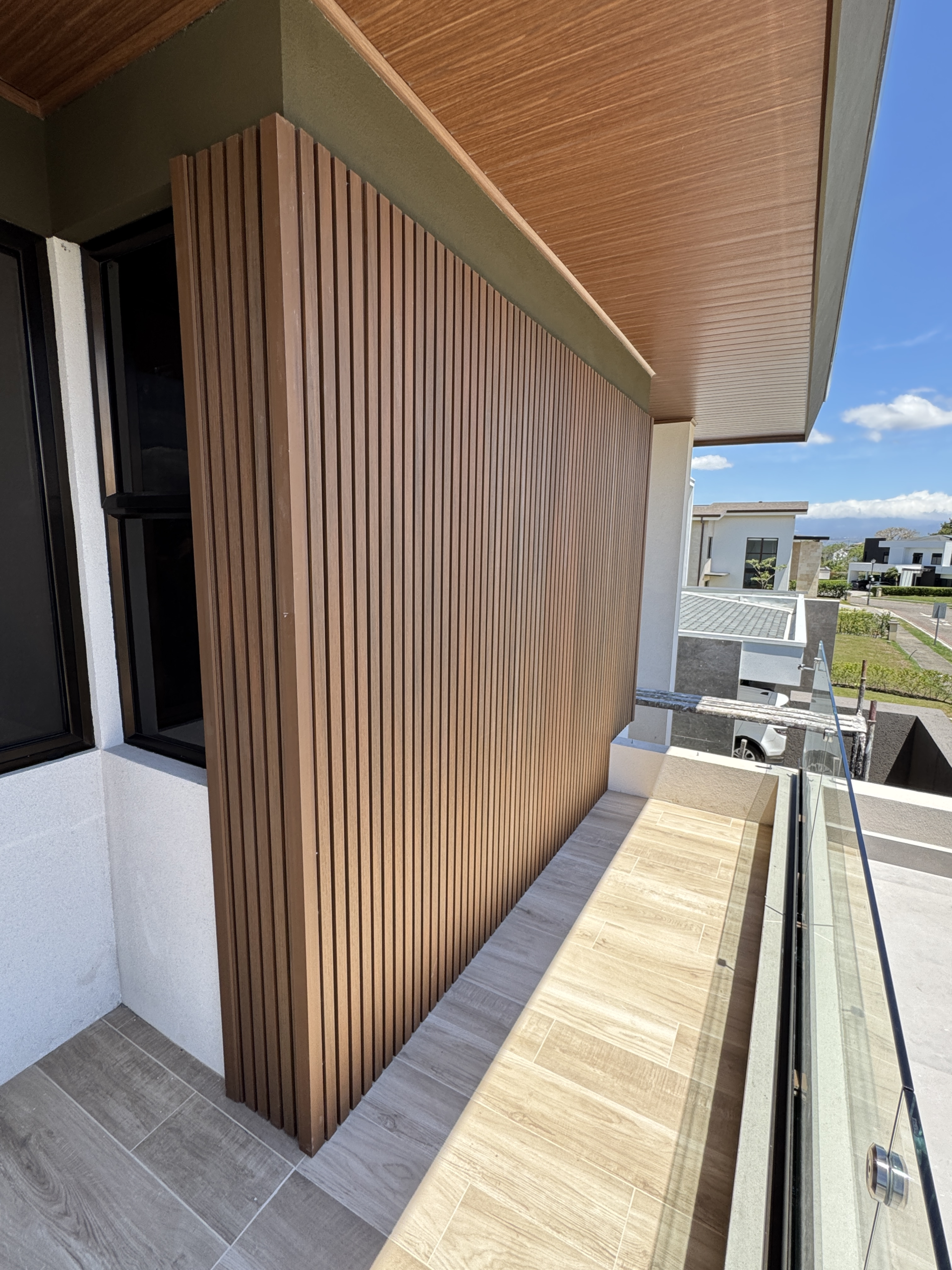 Panel Exterior WPC instalado en un balcón residencial