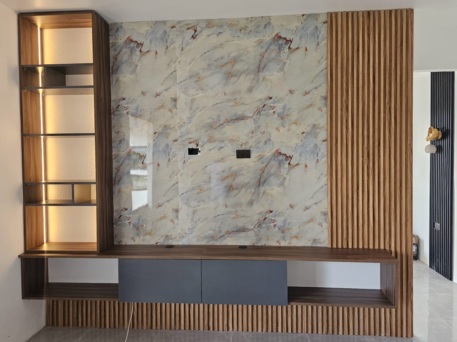 Proyecto de panel interior con mueble de televisión