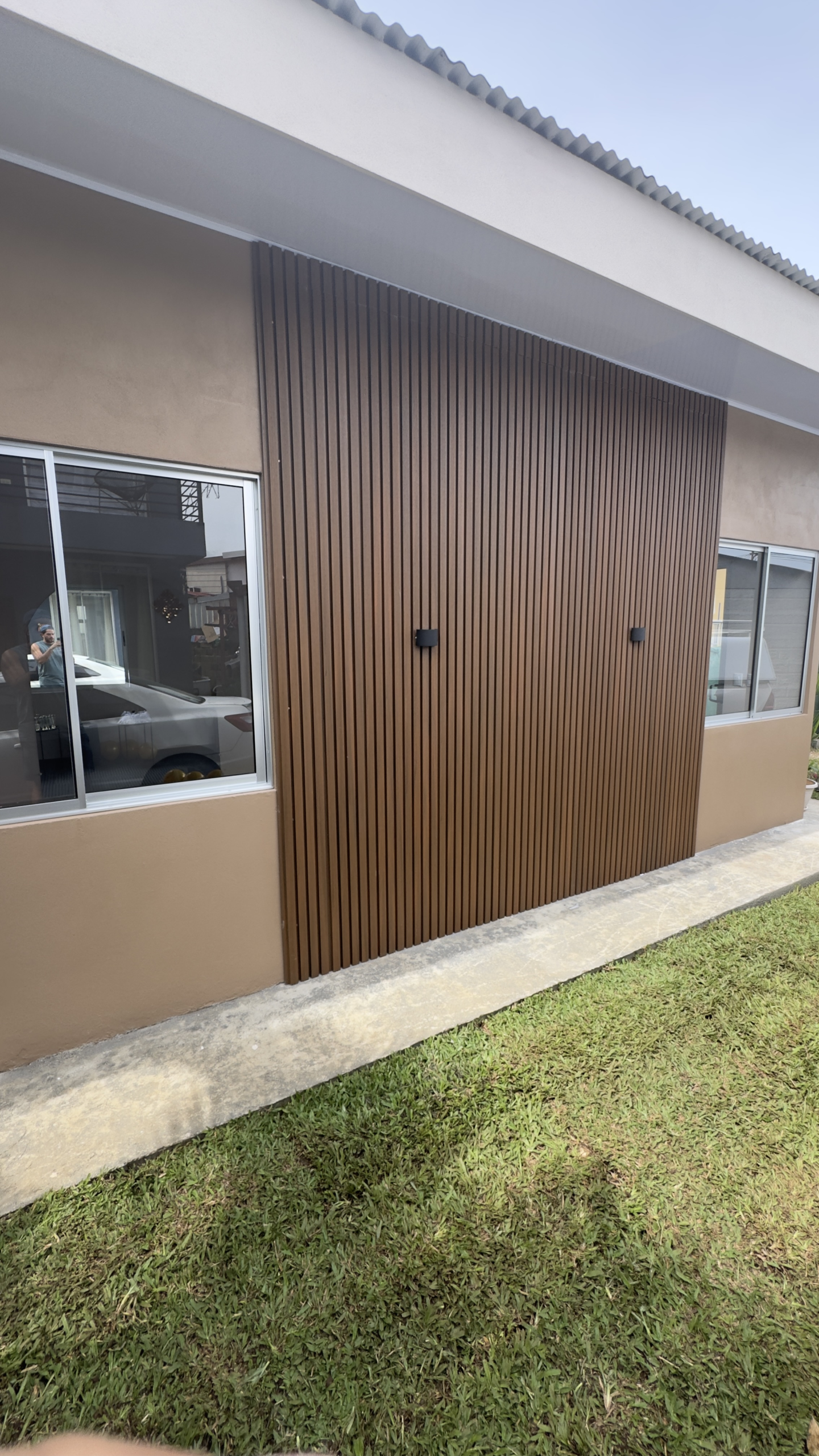 Revestimiento de Panel Exterior WPC en una fachada residencial