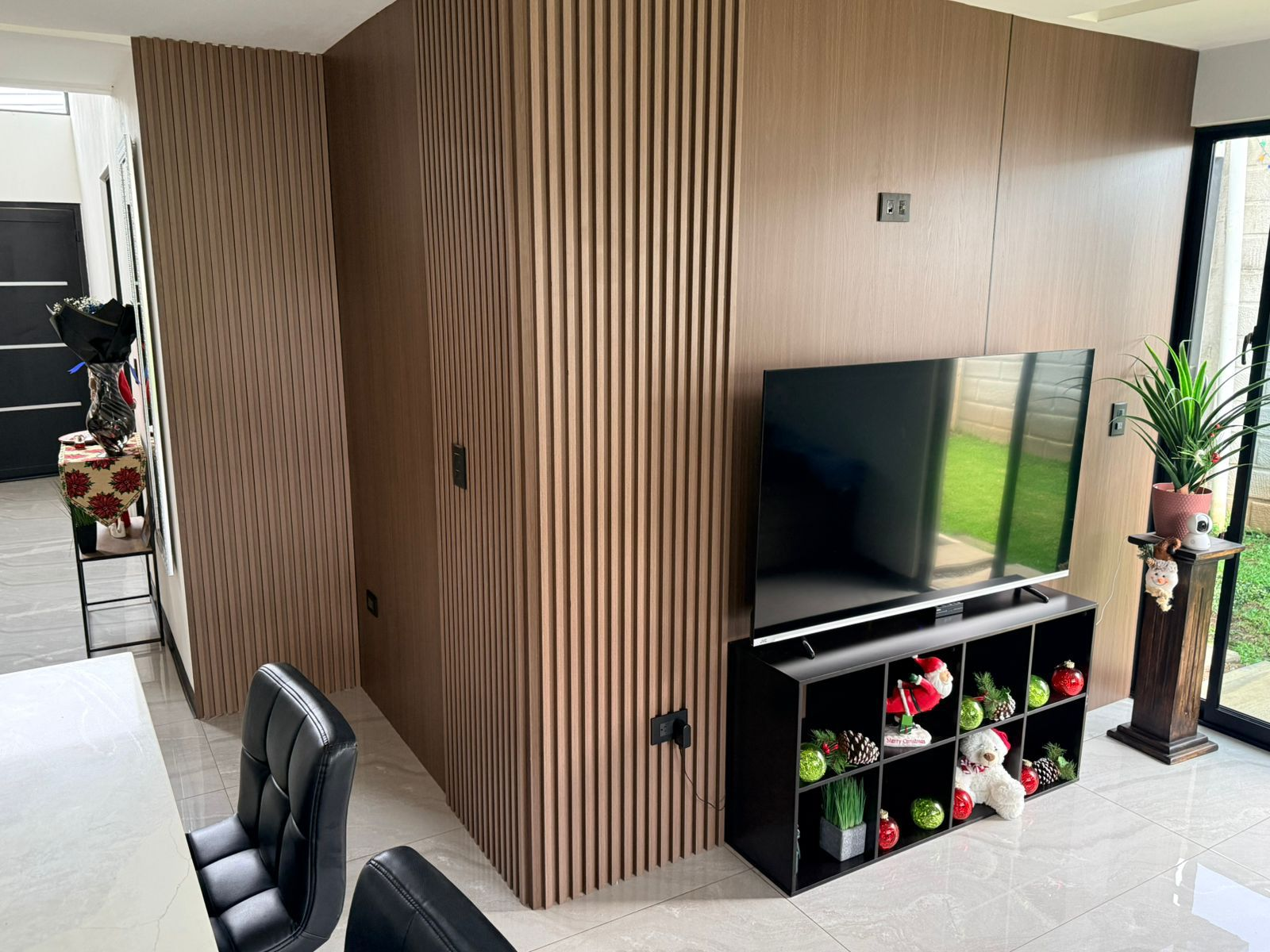 Sala revestida con Panel Interior WPC en tono madera