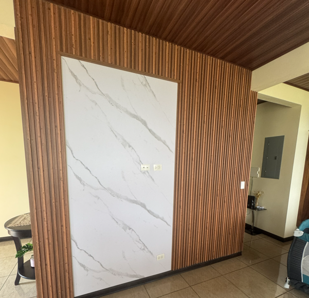 Pared decorativa con Panel Interior WPC y acabado mármol