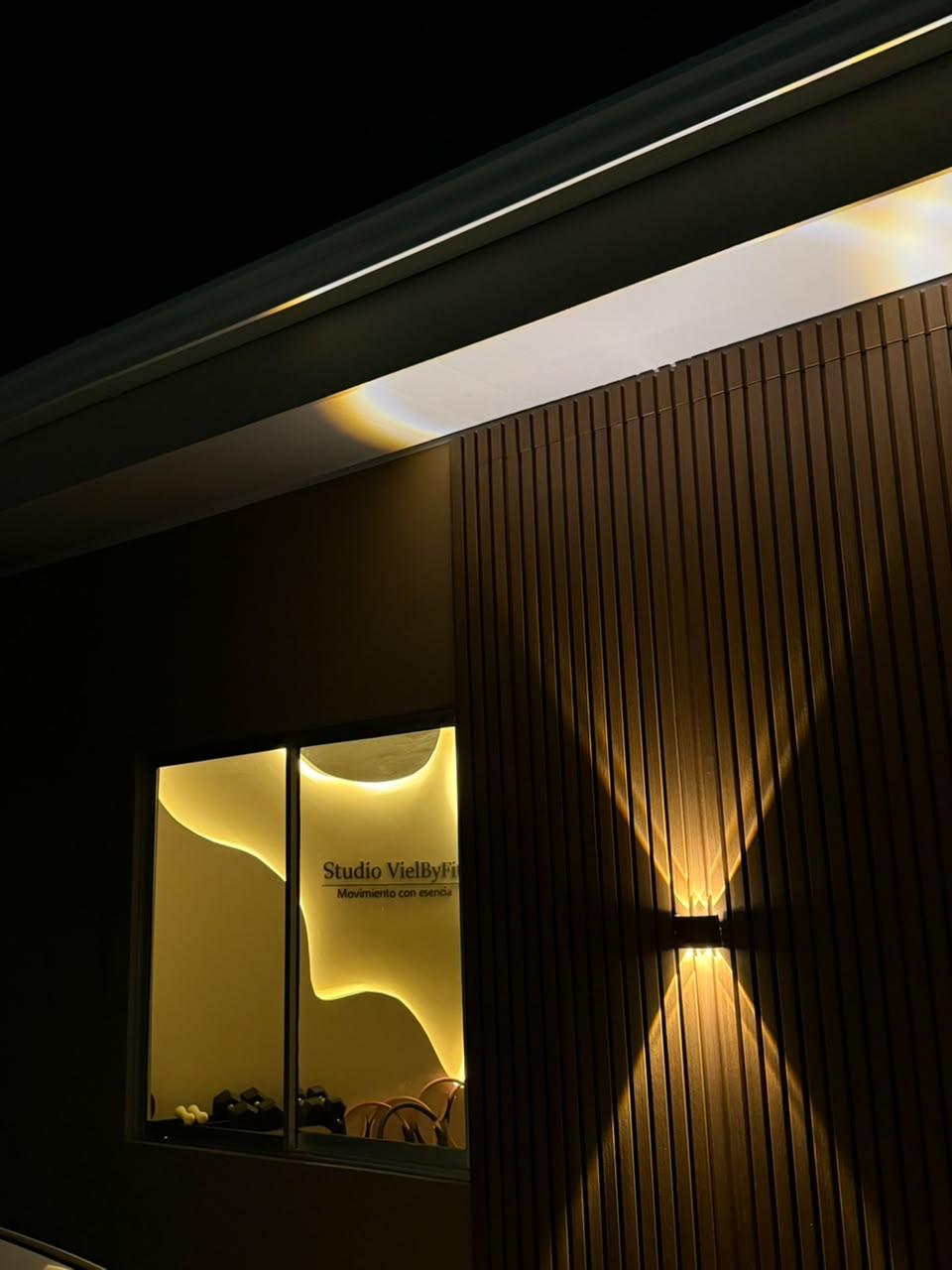 Fachada comercial con panel decorativo WPC